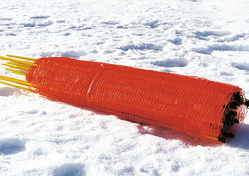 Ski-slope barrier with integral posts, red, in snow