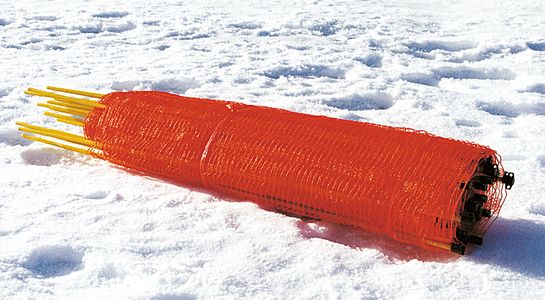 Ski-slope barrier with integral posts, red, in snow