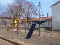 Seilspielgerät mit Vogelnest