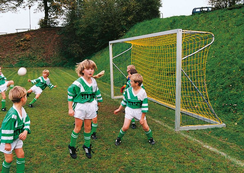 Gaol net junior, yellow, side view, with children, with green Huck shirts