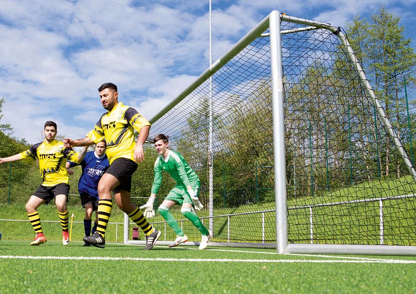 4 player with Huck trikots, on the right side, goal with black Ultra goal net