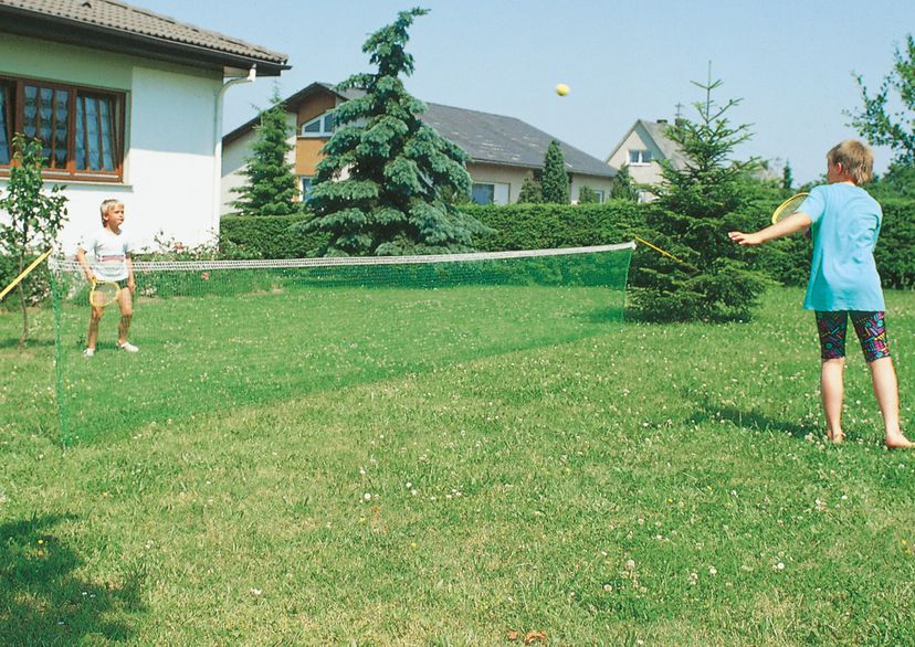 Kindertennisnetz in grün, 2 Kinder spielen im Garten