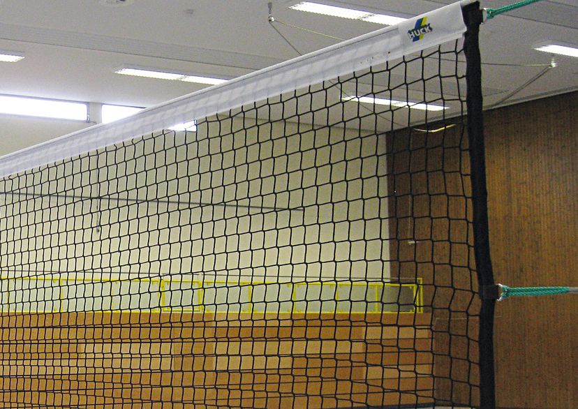 Schwarzes Volleyballnetz mit 45 mm Maschenweite, in der Halle