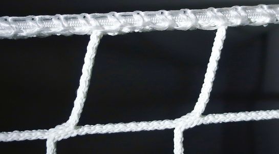 Weißes Netz mit angenähter Gummileine als Türersatz, flammhemmend ausgerüstet, Detailbild