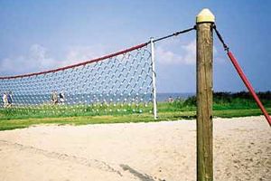 Volleyballnetz mit Holzpfosten