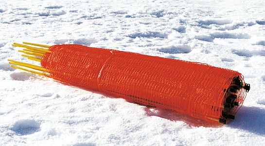 Skipisten-Begrenzungszaun mit Polyesterstäben, rot, in Schnee